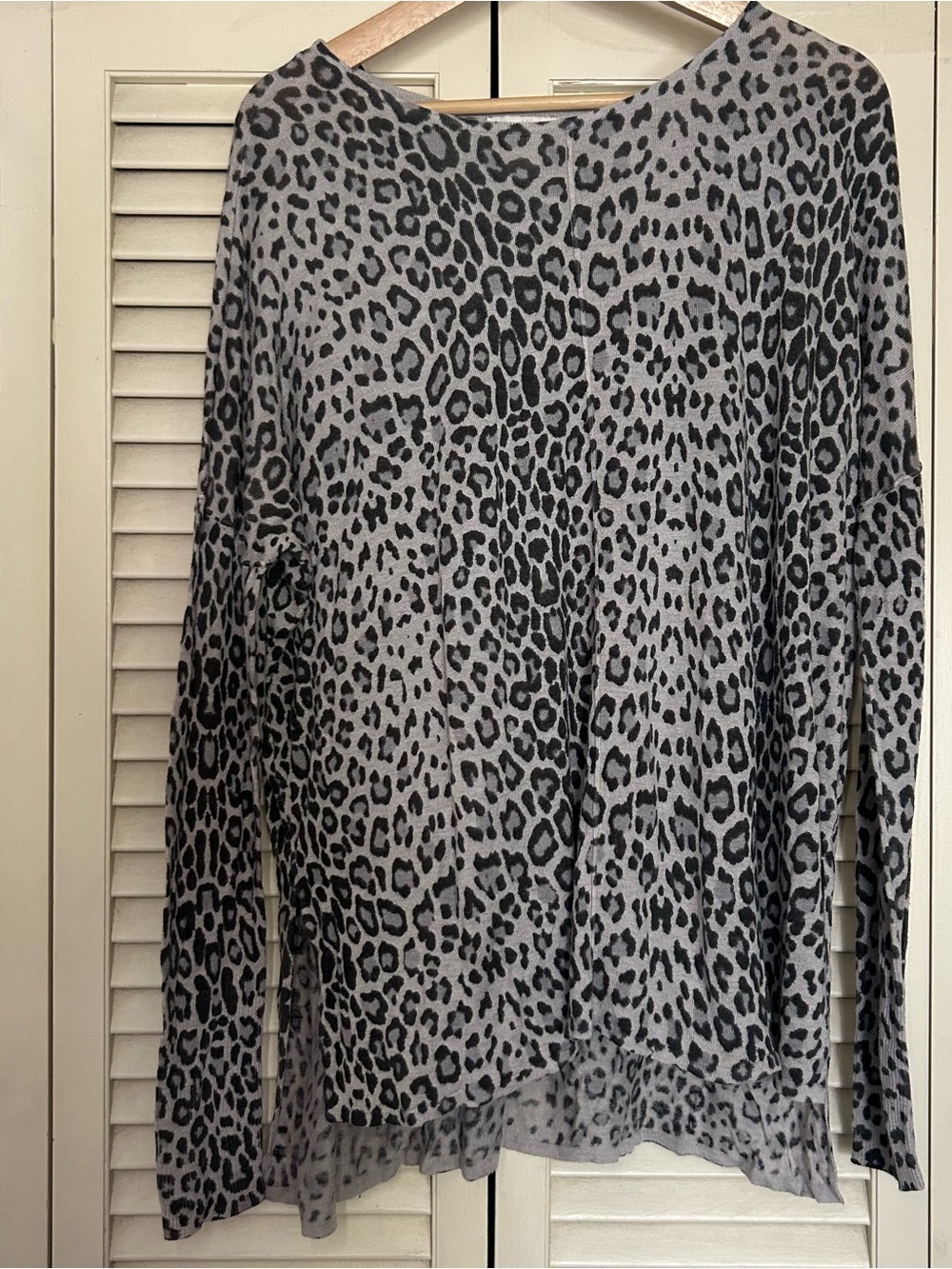 H&M Gray Leopard Print Long-Sleeve Women's Top medium
